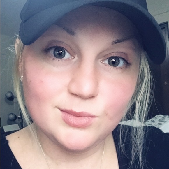 Meet your Posher, Amanda - Picture 2 of 4